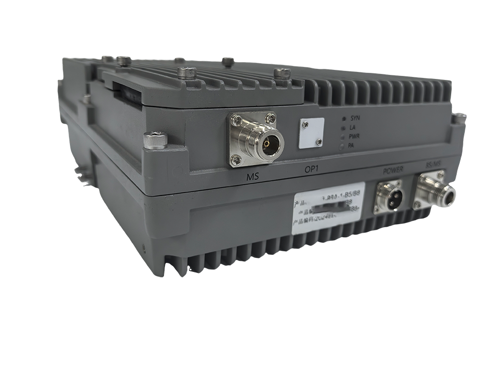  额济纳三频手机信号接收器2000㎡